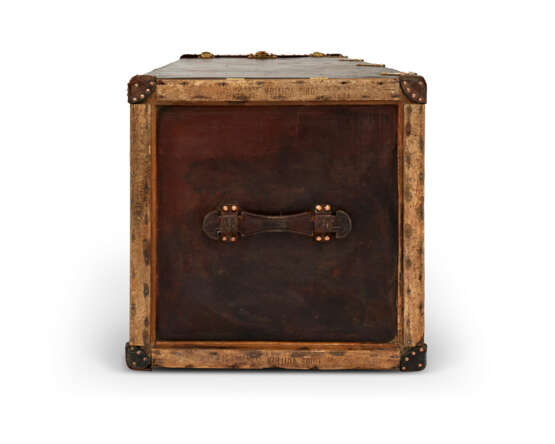 A NATURAL COWHIDE LEATHER WARDROBE TRUNK WITH BRASS HARDWARE - Foto 5