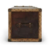 A NATURAL COWHIDE LEATHER WARDROBE TRUNK WITH BRASS HARDWARE - Foto 5