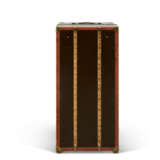 A BROWN VUITTONITE CANVAS WARDROBE TRUNK WITH BRASS HARDWARE - Foto 4