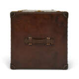 A NATURAL COWHIDE LEATHER WARDROBE TRUNK WITH BRASS HARDWARE - Foto 6