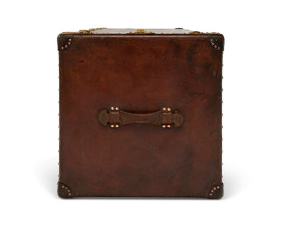 A NATURAL COWHIDE LEATHER WARDROBE TRUNK WITH BRASS HARDWARE - Foto 6