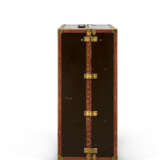 A BROWN VUITTONITE CANVAS WARDROBE TRUNK WITH BRASS HARDWARE - Foto 5
