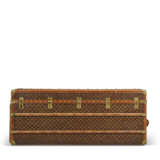 A MONOGRAM CANVAS LADY'S WARDROBE TRUNK WITH BRASS HARDWARE - Foto 6