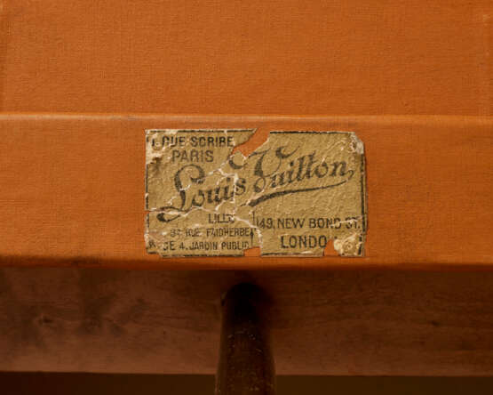 A NATURAL COWHIDE LEATHER WARDROBE TRUNK WITH BRASS HARDWARE - Foto 7