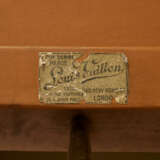 A NATURAL COWHIDE LEATHER WARDROBE TRUNK WITH BRASS HARDWARE - Foto 7