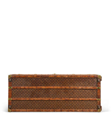 A MONOGRAM CANVAS LADY'S WARDROBE TRUNK WITH BRASS HARDWARE - Foto 7