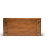 A MAHOGANY RUNNING-BOARD TRUNK FOR AUTOMOBILE TOOLS WITH BRASS HARDWARE - Foto 7