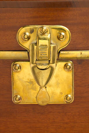 A MAHOGANY RUNNING-BOARD TRUNK FOR AUTOMOBILE TOOLS WITH BRASS HARDWARE - Foto 8