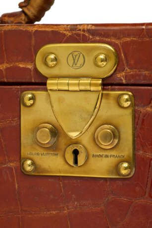 A SHINY BROWN POROSUS CROCODILE TOILETRY KIT TRUNK WITH BRASS HARDWARE - photo 8