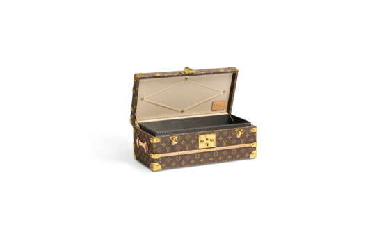 A MONOGRAM CANVAS FLOWER TRUNK WITH BRASS HARDWARE - фото 3