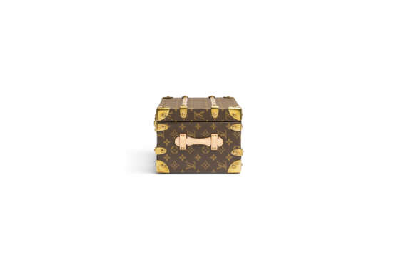 A MONOGRAM CANVAS FLOWER TRUNK WITH BRASS HARDWARE - фото 5