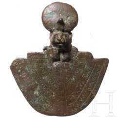 Anhänger mit Sachmetkopf über Halskragenschmuck, Bronze, Spätzeit, frühes bis Mitte 1. Jtsd. v. Chr.