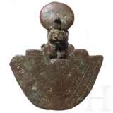 Anhänger mit Sachmetkopf über Halskragenschmuck, Bronze, Spätzeit, frühes bis Mitte 1. Jtsd. v. Chr. - photo 1