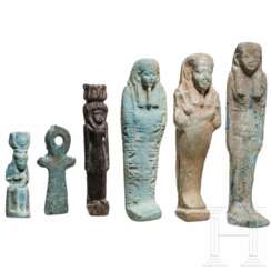 Fünf altägyptische Figuren und ein Anch-Amulett, meist Fayence, eine Figur aus Stein, Spätzeit, Mitte 1. Jtsd. v. Chr.