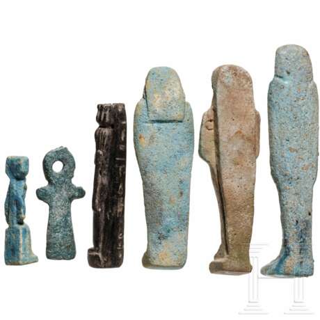 Fünf altägyptische Figuren und ein Anch-Amulett, meist Fayence, eine Figur aus Stein, Spätzeit, Mitte 1. Jtsd. v. Chr. - photo 2