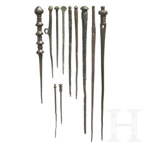 Elf bronzene Gewandnadeln, vorderasiatisch, spätes 2. - frühes 1. Jtsd. v. Chr. - Foto 1
