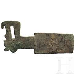 Bronzenes Flachbeil mit Tierkopfende, China, westliche Zhou, 8. - 6. Jhdt. v. Chr.