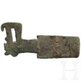 Bronzenes Flachbeil mit Tierkopfende, China, westliche Zhou, 8. - 6. Jhdt. v. Chr. - фото 1
