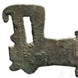 Bronzenes Flachbeil mit Tierkopfende, China, westliche Zhou, 8. - 6. Jhdt. v. Chr. - Foto 2