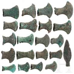 20 Tüllenbeile und eine Lanzenspitze, Hinterindien, 5. Jhdt. v. - 2. Jhdt. n. Chr.