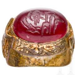 Verzierter und vergoldeter Bronzering mit beschriftetem Cabochon aus Karneol, seldschukisch, 12. - 13. Jhdt.