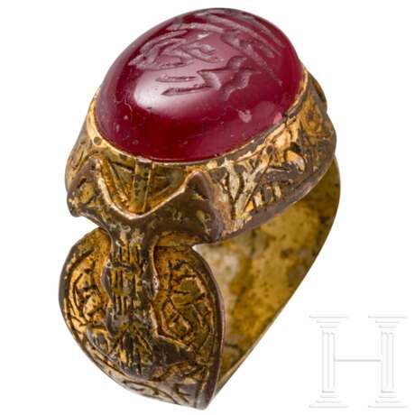 Verzierter und vergoldeter Bronzering mit beschriftetem Cabochon aus Karneol, seldschukisch, 12. - 13. Jhdt. - Foto 2