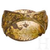 Verzierter und vergoldeter Bronzering mit beschriftetem Cabochon aus Karneol, seldschukisch, 12. - 13. Jhdt. - photo 4