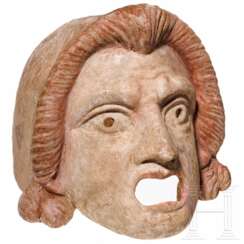 Terrakotta einer Theatermaske der Neuen Komödie, Typ des naiven Epheben, hellenistisch, 2. Jhdt. v. Chr.