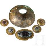 Sechs prunkvoll verzierte vergoldete Bronzebeschläge, hellenistisch, 3. - 1. Jhdt. v. Chr. - Foto 2