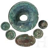 Sechs prunkvoll verzierte vergoldete Bronzebeschläge, hellenistisch, 3. - 1. Jhdt. v. Chr. - Foto 4