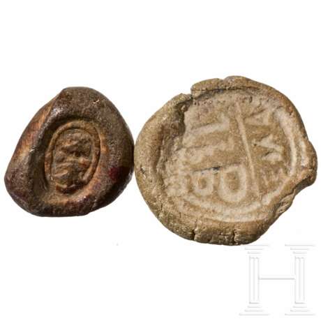 Fünf Abdrücke von Siegeln auf Ton, Tonmodel und Bronzepunze mit Raubvogel, griechisch, spätantik und frühislamisch, 3. Jhdt. v. - 8. Jhdt. n. Chr. - photo 2