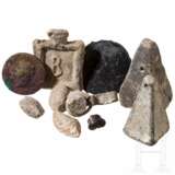 Zehn Kleinaltertümer aus Blei, Ton und Gagat sowie Bronze, hellenistisch und römisch, 3. Jhdt. v. - 1. Jhdt. n. Chr. - фото 1