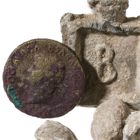 Zehn Kleinaltertümer aus Blei, Ton und Gagat sowie Bronze, hellenistisch und römisch, 3. Jhdt. v. - 1. Jhdt. n. Chr. - photo 3