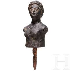 Büste einer Frau aus schwarzem Glas, römisch, 2. Jhdt. n. Chr.