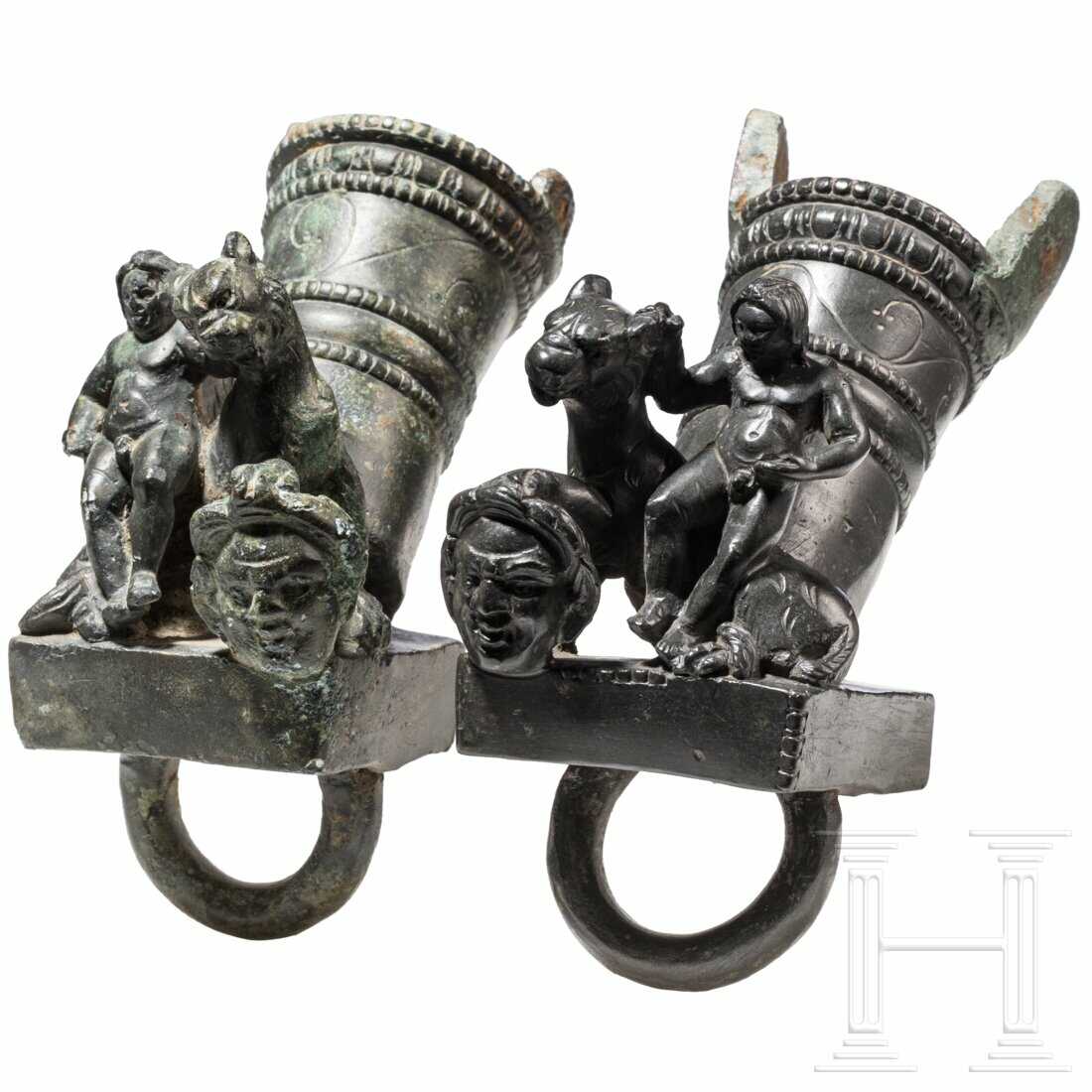 Zwei spiegelgleiche Jochbeschläge mit Erot auf Panther und Satyrmaske, Bronze, römisch, spätes 1. - Mitte 3. Jhdt. n. Chr.