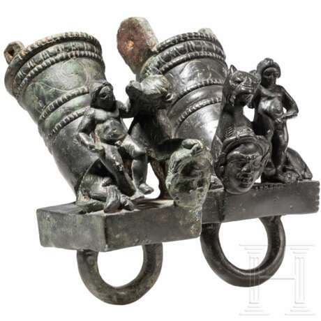 Zwei spiegelgleiche Jochbeschläge mit Erot auf Panther und Satyrmaske, Bronze, römisch, spätes 1. - Mitte 3. Jhdt. n. Chr. - Foto 2