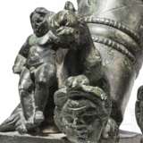 Zwei spiegelgleiche Jochbeschläge mit Erot auf Panther und Satyrmaske, Bronze, römisch, spätes 1. - Mitte 3. Jhdt. n. Chr. - Foto 6