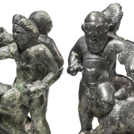 Zwei bronzene Jochbeschläge mit Satyr, Silen und Ziegen, römisch, Ende 1. - Mitte 3. Jhdt. n. Chr. - photo 5