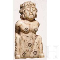 Erotischer Würfel in Gestalt einer hockenden Frau aus Bein, römisch, 2. - 3. Jhdt. n. Chr.