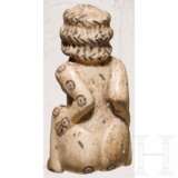 Erotischer Würfel in Gestalt einer hockenden Frau aus Bein, römisch, 2. - 3. Jhdt. n. Chr. - photo 2