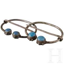 Ein Paar Ringfibeln aus Silber mit Einlagen aus blauem Glas, finno-ugrisch, 10. - 11. Jhdt.