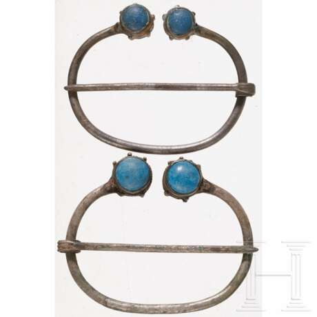 Ein Paar Ringfibeln aus Silber mit Einlagen aus blauem Glas, finno-ugrisch, 10. - 11. Jhdt. - Foto 2