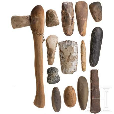14 jungsteinzeitliche Steinwerkzeuge, meist Beile, um 4. - 3. Jtsd. v. Chr. - фото 2