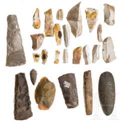 Sammlung von 25 mittel- und spätneolithischen Steinwerkzeugen, 5. - 3. Jtsd. v. Chr.