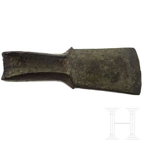 Absatzbeil, späte Bronzezeit, Westeuropa, 13. Jhdt. v. Chr. - photo 1