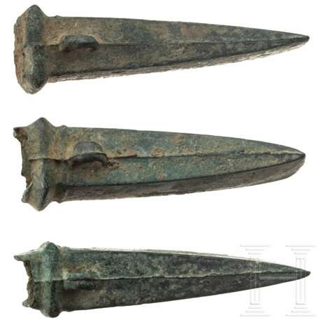 Drei Bronzebeile Typ Dahouet, bretonisch, späte Bronzezeit bis frühe Eisenzeit Westeuropas, 10. - 5. Jhdt. v. Chr. - Foto 3