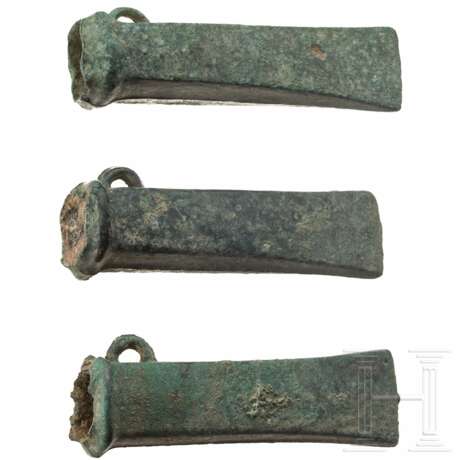 Drei Bronzebeile Typ Dahouet, bretonisch, späte Bronzezeit bis frühe Eisenzeit Westeuropas, 10. - 5. Jhdt. v. Chr. - Foto 1