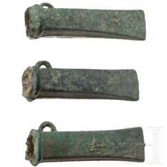 Drei Bronzebeile Typ Dahouet, bretonisch, späte Bronzezeit bis frühe Eisenzeit Westeuropas, 10. - 5. Jhdt. v. Chr.