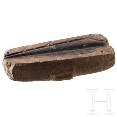 Steinerne Hälfte einer Gussform für eine Lanzenspitze, späte Bronzezeit, 12. - 9. Jhdt. v. Chr. - Foto 3