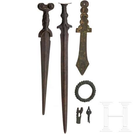 Fünf Replikate verschiedener Antiken, darunter zwei Bronzeschwerter und ein ostasiatischer Ritualdolch - Foto 1